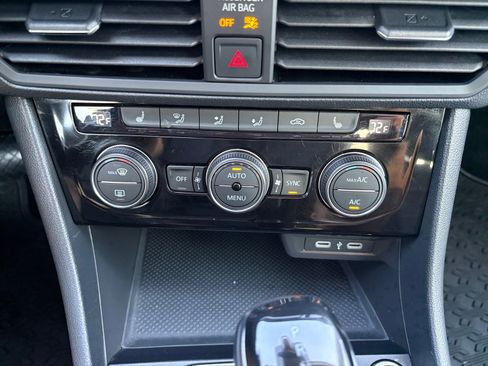Certified 2023 Volkswagen Jetta SE w/ Panoramic Sunroof Package FWD image 16
