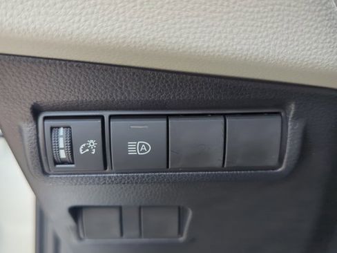 Used 2025 Toyota Corolla Cross L image 9