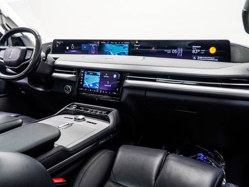 Used 2025 Lincoln Navigator Reserve image 19