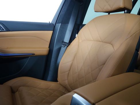 Used 2025 BMW X7 xDrive40i w/ M Sport Package image 32