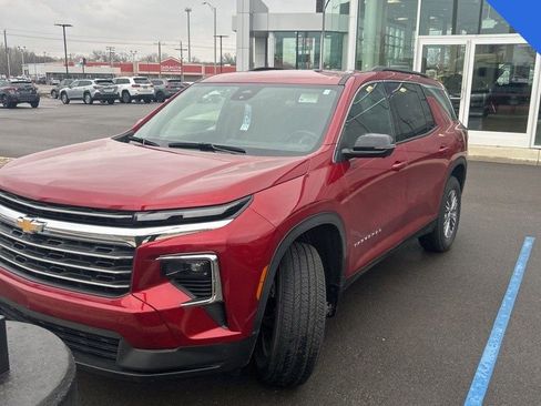 Used 2024 Chevrolet Traverse LT image 3
