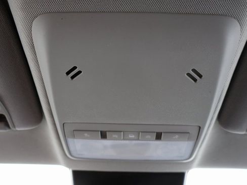 Used 2022 Chevrolet Trax LT w/ LT Convenience Package image 17