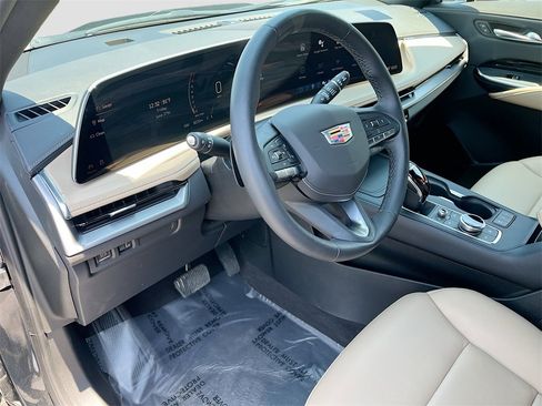 Used 2024 Cadillac XT4 Luxury w/ Cold Weather Package image 9