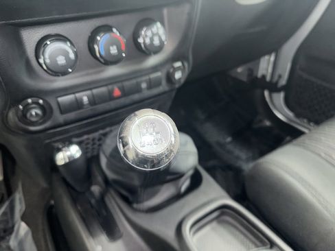 Used 2012 Jeep Wrangler Unlimited Sahara image 39