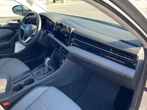 Used 2025 Volkswagen Jetta SE FWD image 28