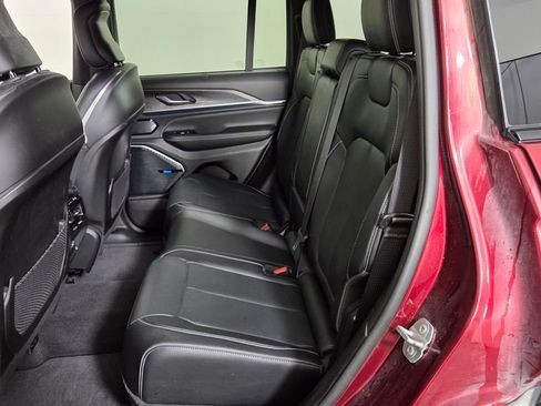 Used 2022 Jeep Grand Cherokee Overland w/ Luxury Tech Group IV image 32