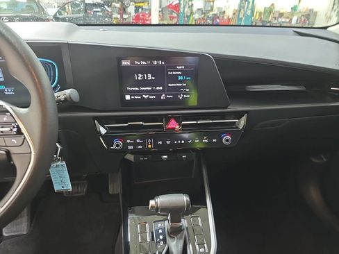 Used 2024 Kia Niro LX image 21