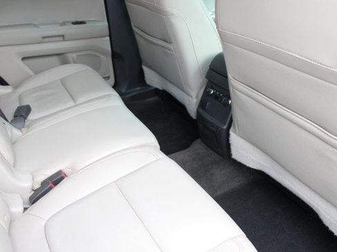 Used 2015 Ford Explorer XLT w/ Equipment Group 202A FWD image 12