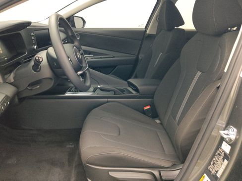 Used 2025 Hyundai Elantra SE FWD image 17
