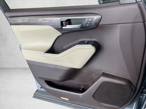 Used 2020 Toyota Highlander Limited image 17