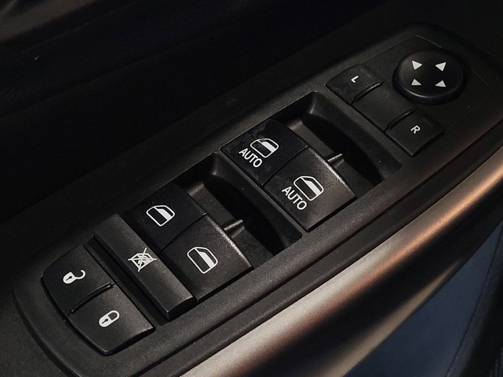 Used 2019 Jeep Cherokee Overland w/ Technology Group AWD/4WD image 27