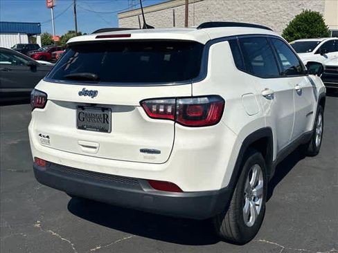 Used 2018 Jeep Compass Latitude w/ Popular Equipment Group AWD/4WD image 3