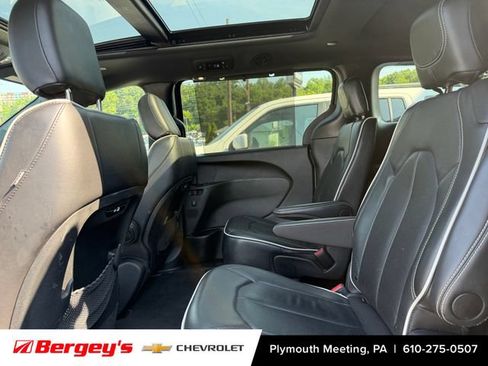Used 2025 Chrysler Pacifica Limited FWD image 10