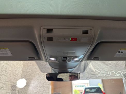 Used 2024 Volkswagen Taos SE w/ Panoramic Sunroof Package FWD image 23