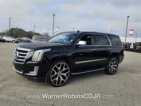 Used 2015 Cadillac Escalade Luxury image 3