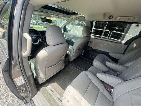 Used 2015 Toyota Sienna XLE w/ XLE Navigation Package FWD image 16