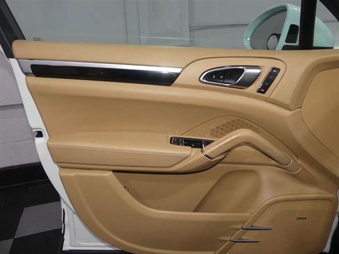 Used 2017 Porsche Cayenne Platinum Edition image 18