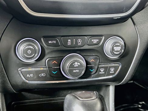 Used 2022 Jeep Cherokee Latitude Lux FWD image 26