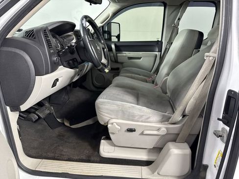 Used 2011 Chevrolet Silverado 2500 LT w/ Interior Plus Package RWD image 5