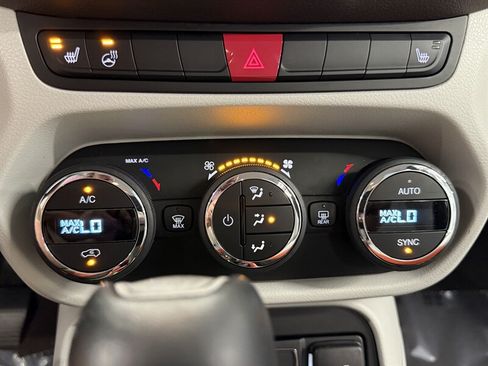 Used 2015 Jeep Renegade Limited w/ Safety & Security Group I AWD/4WD image 29