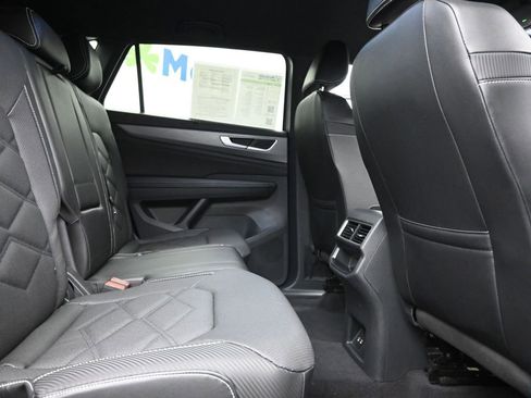 Used 2024 Volkswagen Atlas Cross Sport SE image 9
