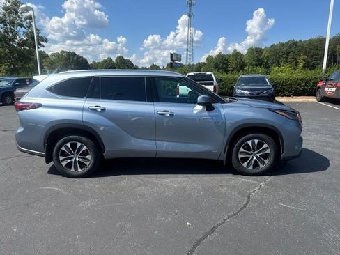 Used 2021 Toyota Highlander XLE AWD/4WD image 7