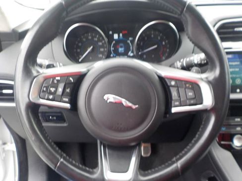 Used 2019 Jaguar F-PACE Prestige image 14