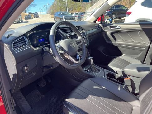 Used 2023 Volkswagen Tiguan SE w/ Panoramic Sunroof Package image 6