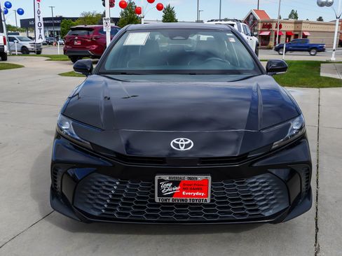 Certified 2025 Toyota Camry SE FWD image 3