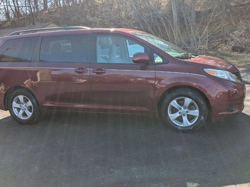 Used 2011 Toyota Sienna LE w/ Towing Pkg image 4