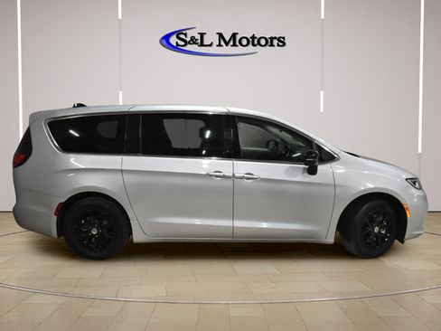 Certified 2024 Chrysler Pacifica Touring-L FWD image 8