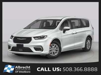 Used 2023 Chrysler Pacifica Limited w/ Uconnect Theater Family Group