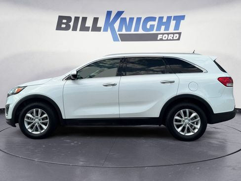 Used 2017 Kia Sorento FWD image 2