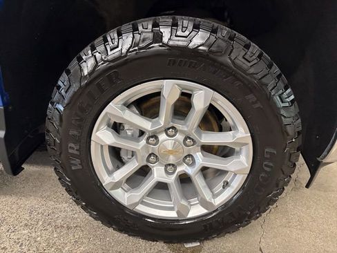 Used 2024 Chevrolet Silverado 1500 LT w/ Z71 Off-Road Package image 9