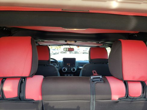 Used 2016 Jeep Wrangler Unlimited Sahara image 13