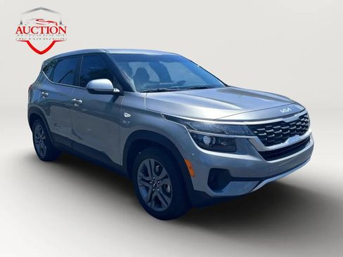 Used 2023 Kia Seltos LX AWD/4WD image 3