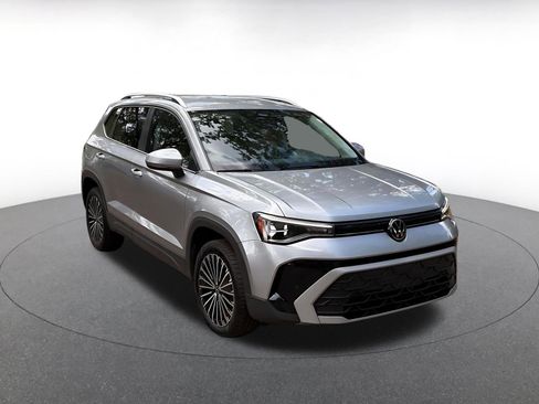 Used 2025 Volkswagen Taos SE image 1