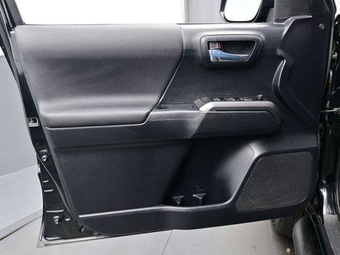 Used 2020 Toyota Tacoma TRD Sport image 10