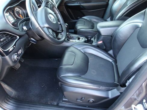 Used 2021 Jeep Cherokee Latitude Plus FWD image 6