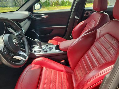 Used 2023 Alfa Romeo Giulia Veloce RWD image 17