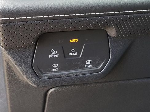 Used 2024 Volkswagen Atlas SE FWD image 25