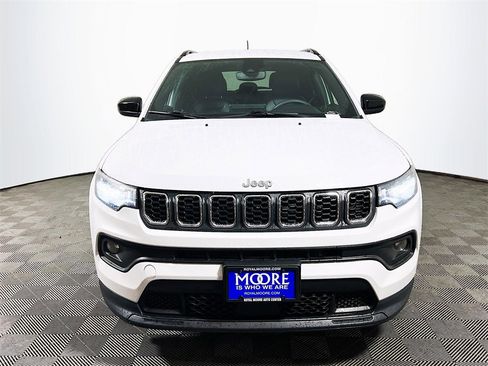 Used 2024 Jeep Compass Latitude image 3