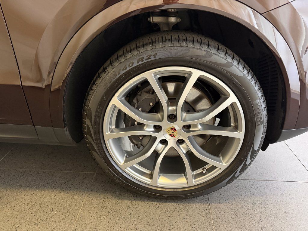 Certified 2023 Porsche Cayenne Platinum Edition AWD/4WD image 13