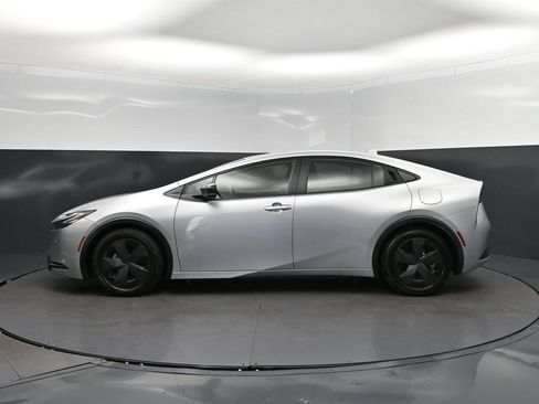 Used 2024 Toyota Prius LE FWD image 4