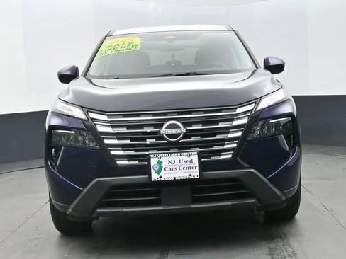 Used 2025 Nissan Rogue SV image 3