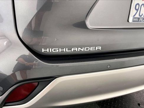 Used 2022 Toyota Highlander Platinum FWD image 32