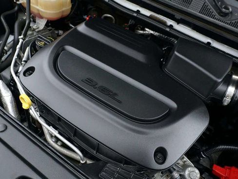 Used 2022 Chrysler Voyager LX FWD image 12