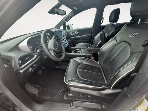 Used 2025 Chrysler Pacifica Limited FWD image 9