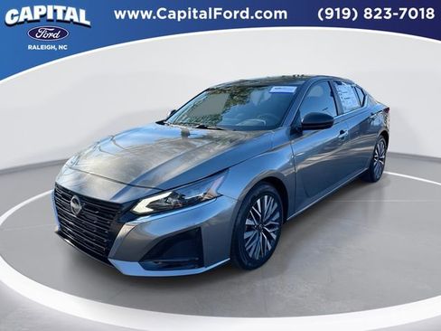 Used 2024 Nissan Altima 2.5 SV image 1