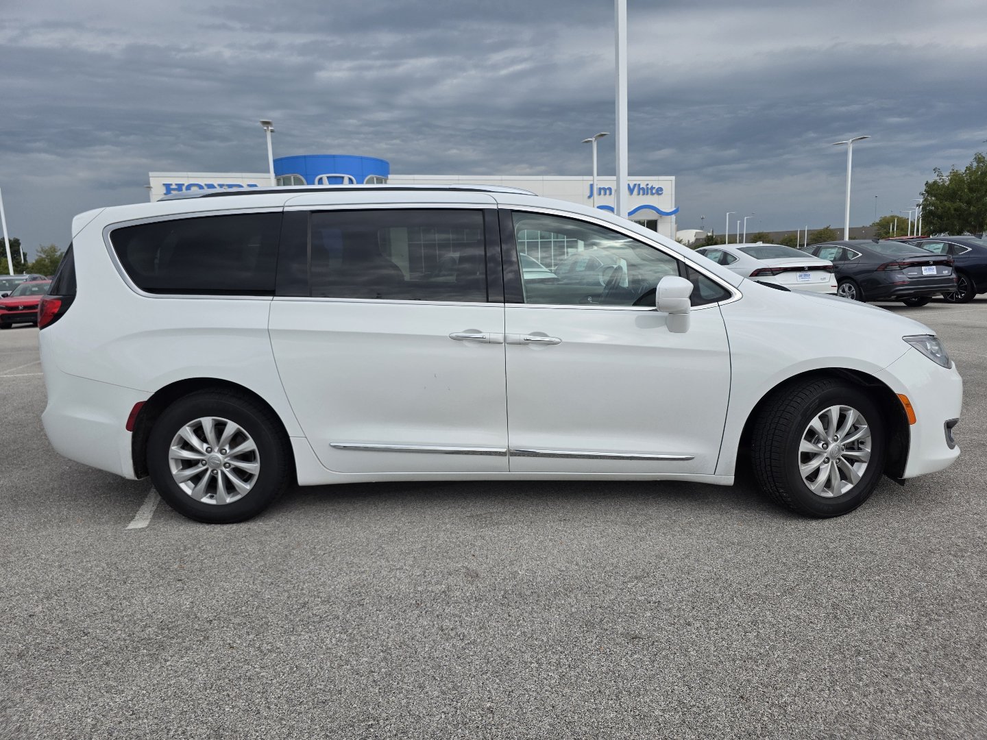 Used 2018 Chrysler Pacifica Touring-L FWD image 15